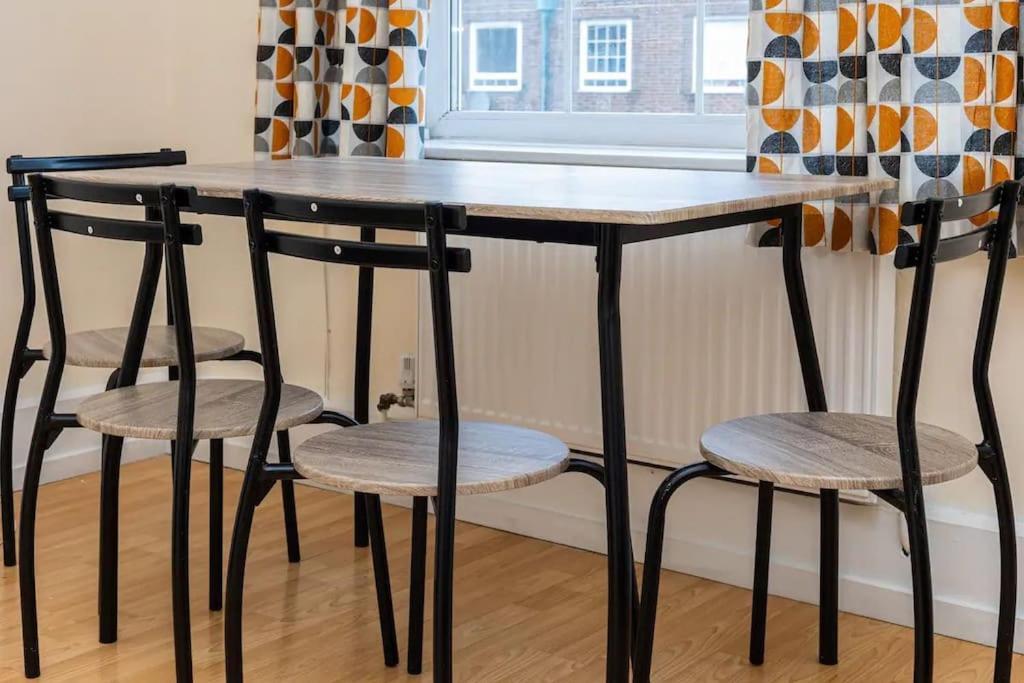 Tranquil 1br In South Bank With Onsite Parking Apartment London